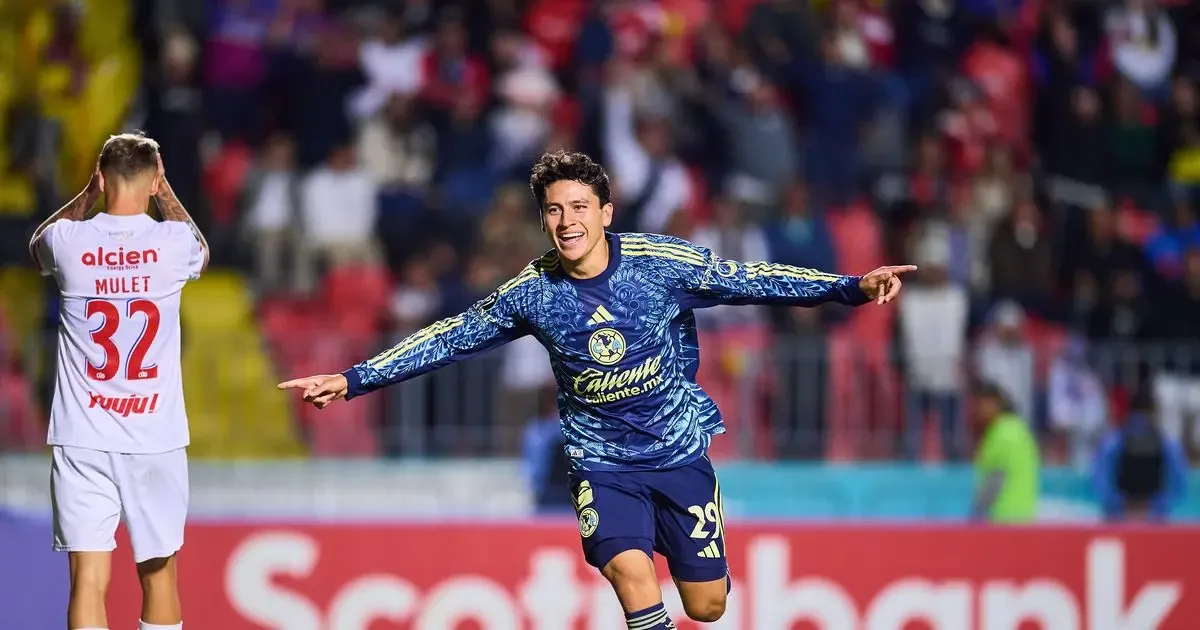 Ramón Juárez celebra su gol en el partido contra Olimpia en Honduras.