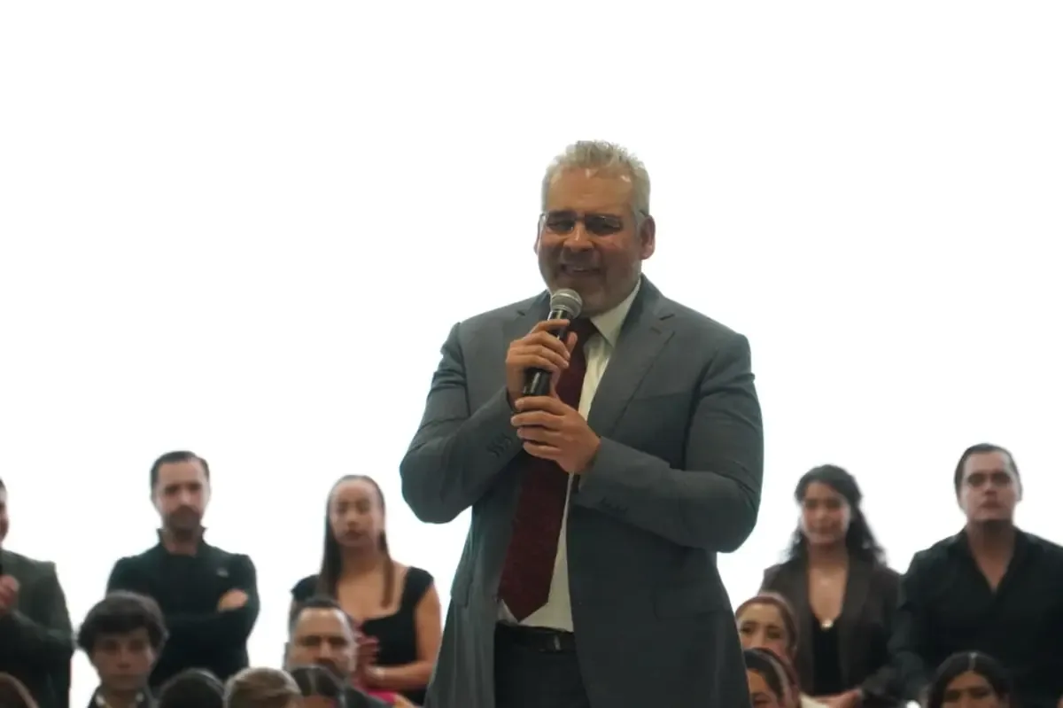 El gobernador de Michoacán busca fortalecer su administración mediante una nueva alianza política mientras la relación con el PT se enfría.