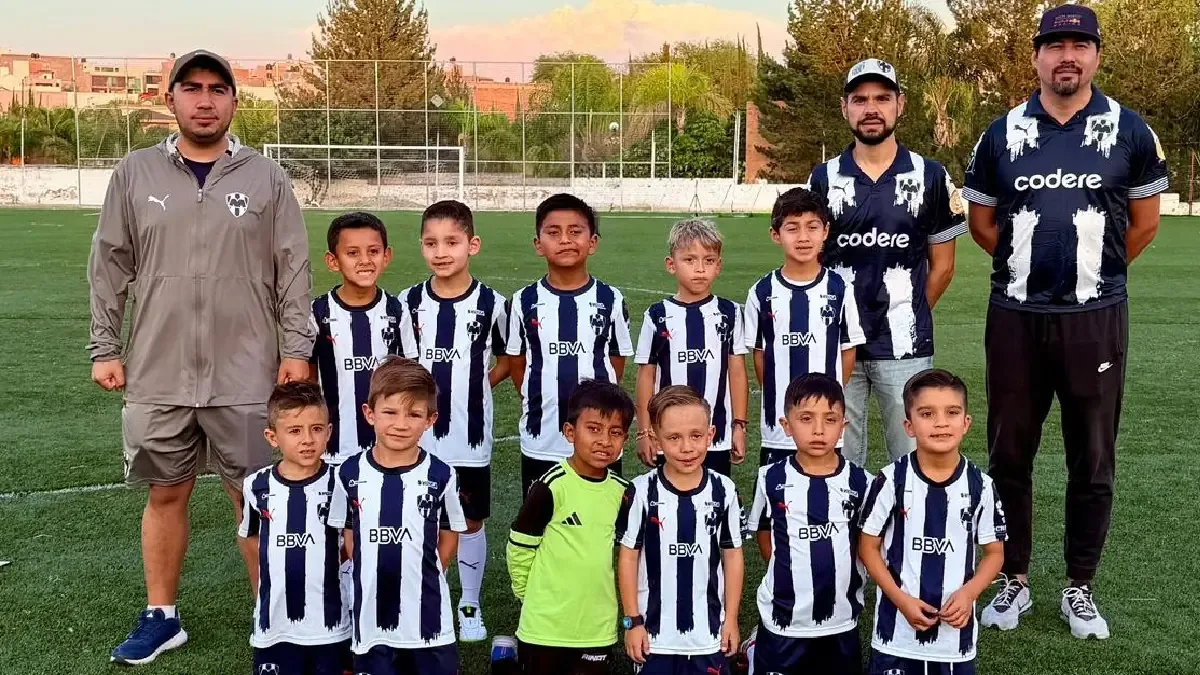 La dedicación y trabajo en equipo llevaron a los jóvenes a destacar en el fútbol infantil.