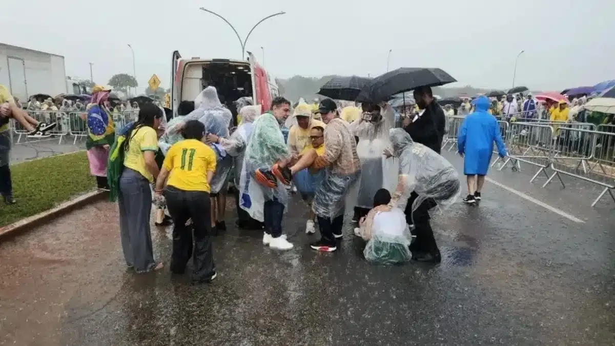 Rayo provoca caos en Brasilia durante manifestación pro Bolsonaro.