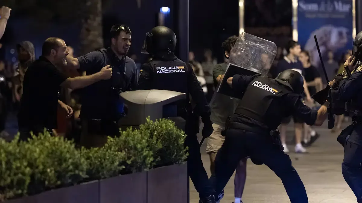 La actuación policial en una manifestación contra el turismo genera controversia y llamados a la dimisión del delegado del Gobierno.