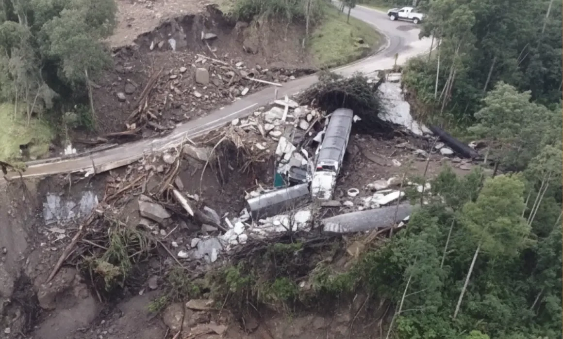 Reapertura de la circulación en la carretera México-Tuxpan tras explosión de pipa.