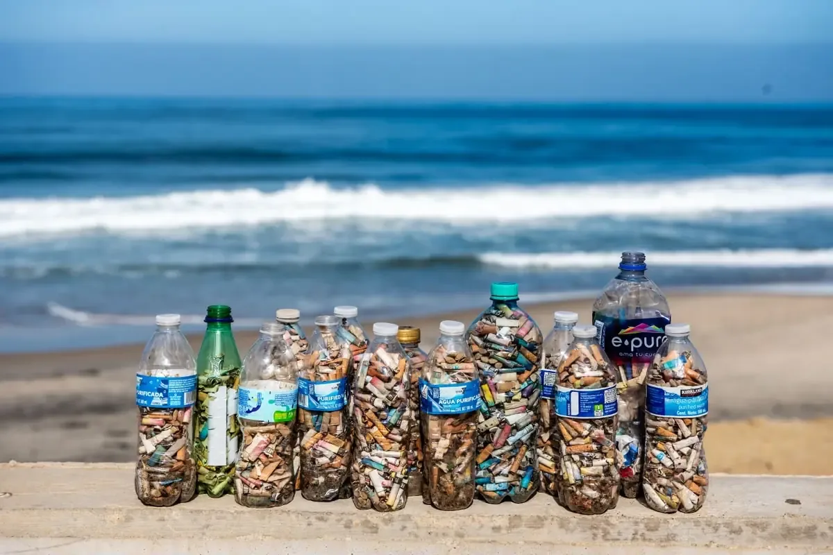 Una sola colilla puede contaminar hasta 50 litros de agua, afectando la vida marina.
