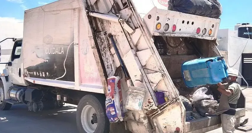 Recolectores de basura en acción en La Paz, Baja California Sur.