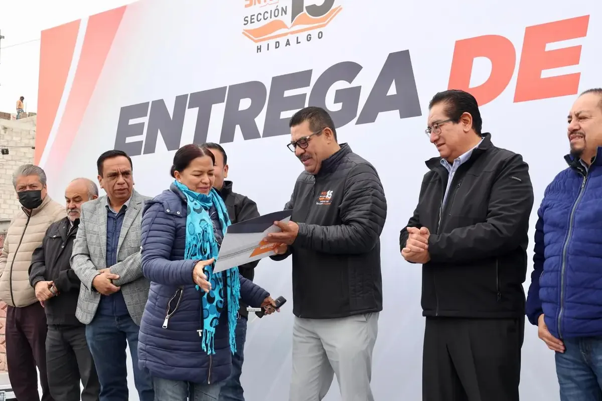 Recompensa a la labor docente mediante la entrega de vehículos motorizados en reconocimiento a su participación en eventos sindicales.