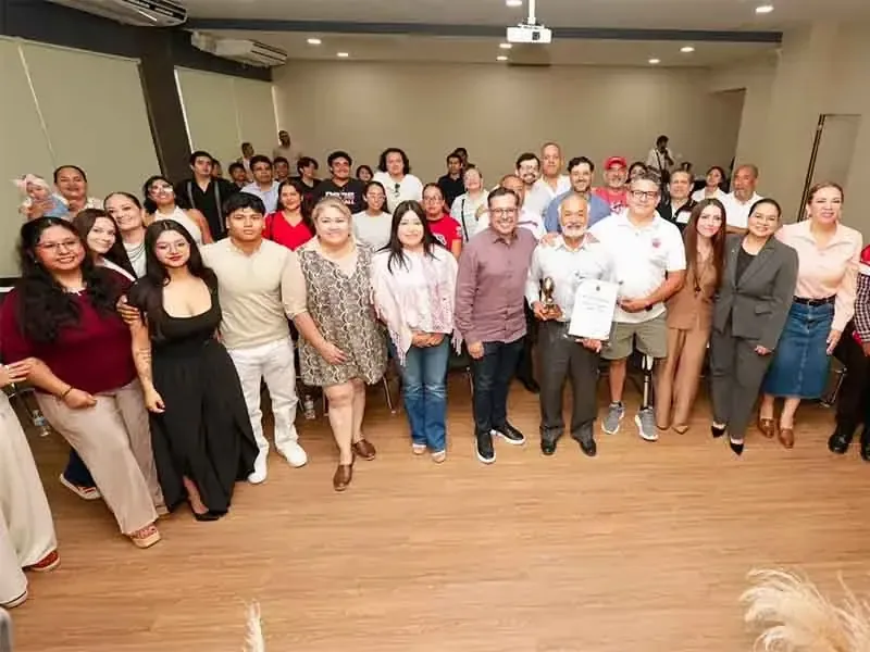 El coach Aguilar recibe el Galardón a la Trayectoria Deportiva en Chiapas.