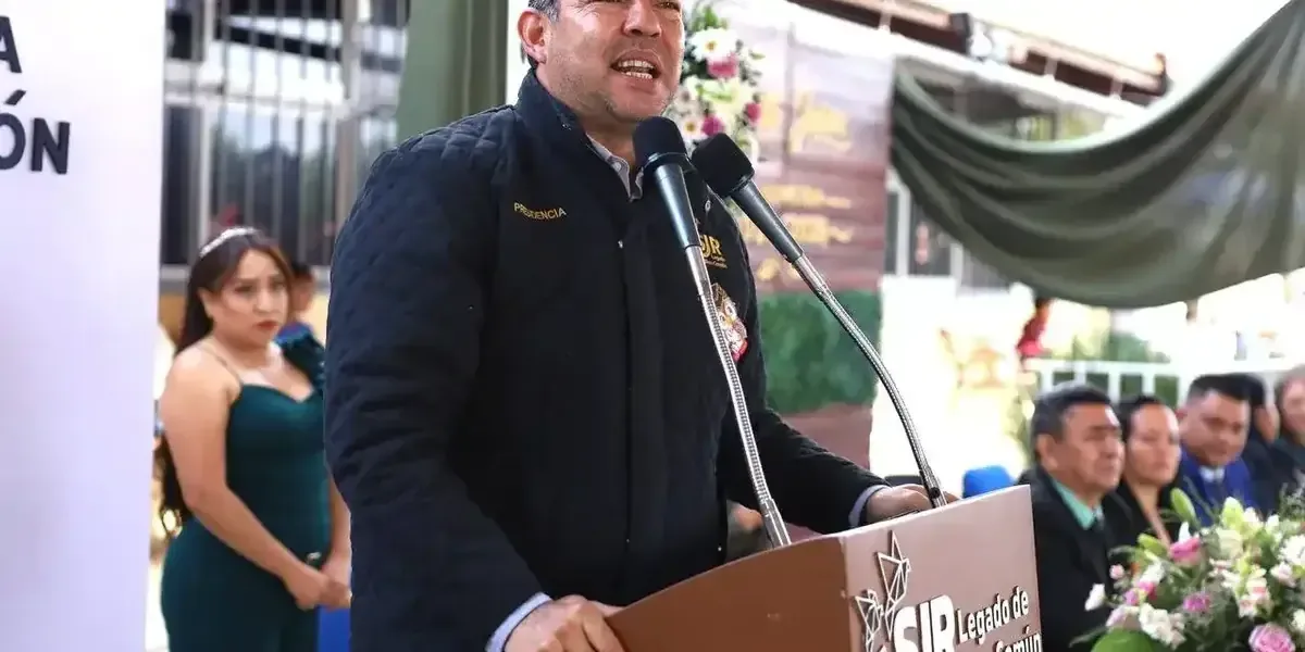 Alumnos y autoridades celebran logros académicos en emotiva ceremonia.