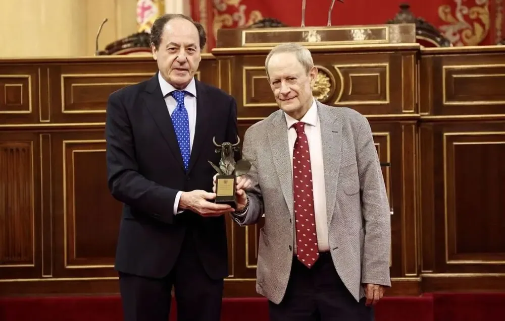 La Asociación Taurina Parlamentaria premia a figuras clave en la Tauromaquia, destacando la trayectoria de Carlos Martín Santoyo.