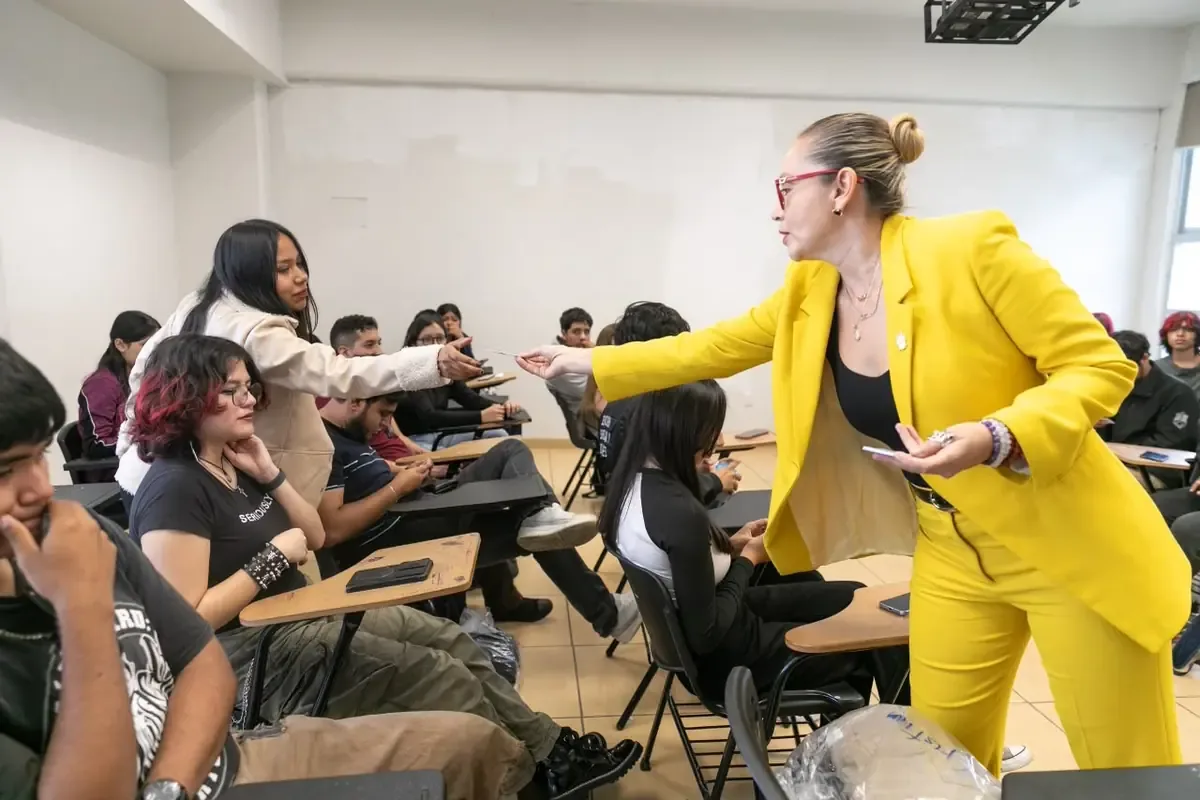 La rectora de la UMSNH fomenta una cultura de paz entre nuevos estudiantes al iniciar el ciclo escolar.