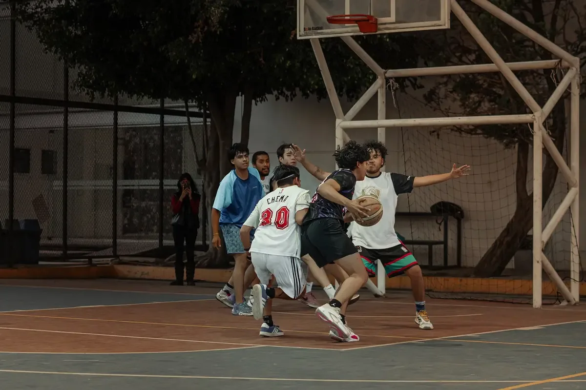 El gimnasio Escuadrón 201 se restaura para preservar su historia y fomentar el deporte en la comunidad.