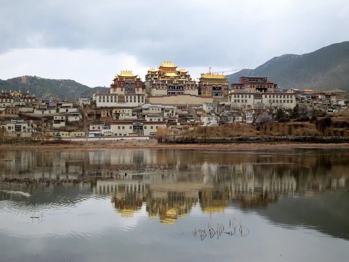 Las inclemencias del tiempo complican la búsqueda de miles de personas tras las riadas en Nepal y la frontera con China.