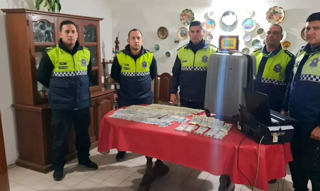 La intervención policial permitió la recuperación parcial del dinero hurtado y la identificación de los sospechosos.
