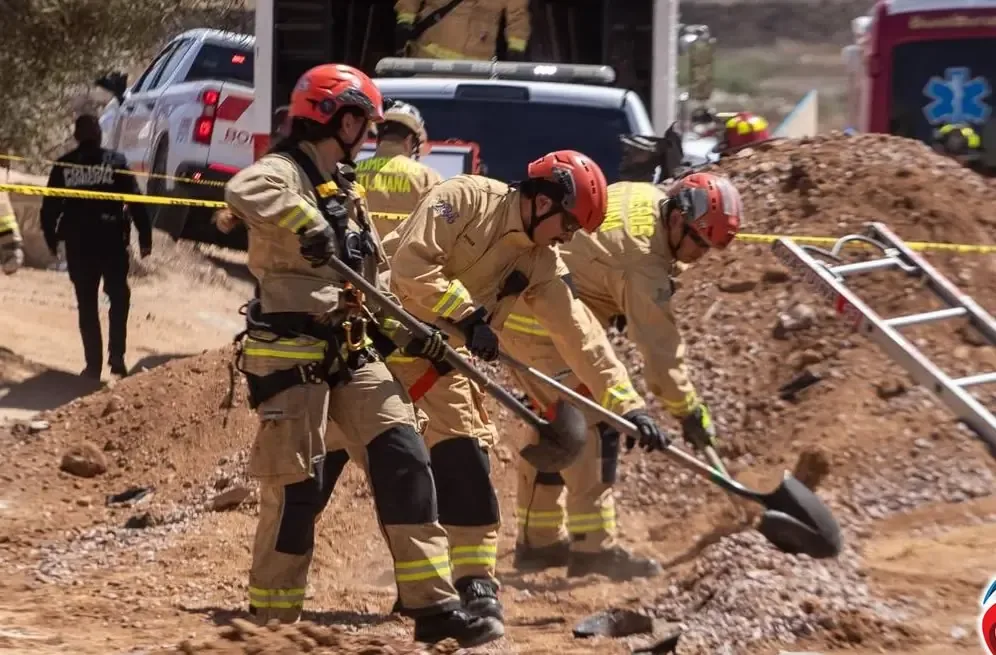 Bomberos realizaron un arduo trabajo de rescate durante 16 horas en un sitio de construcción.