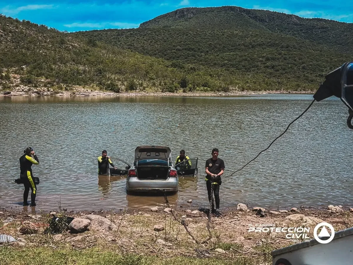 Un vehículo se hundió en la presa de El Carmen, generando un operativo de rescate.