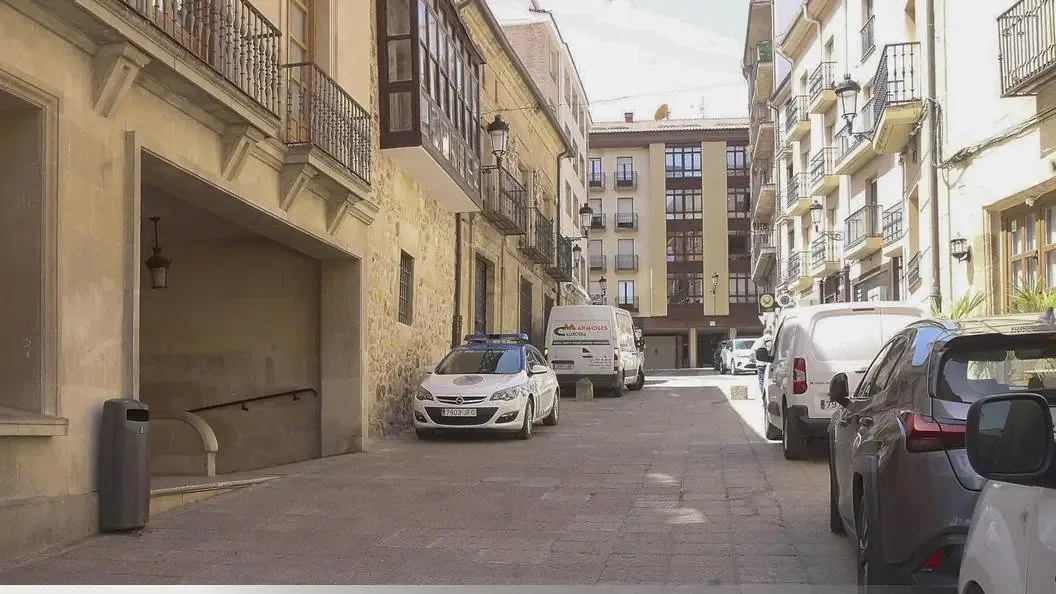 La investigación a la concejala de Turismo del PSOE genera incertidumbre y críticas en el partido.