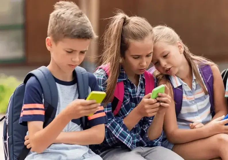 Las tácticas de las empresas para captar la atención de los jóvenes generan preocupación por su impacto en la educación.