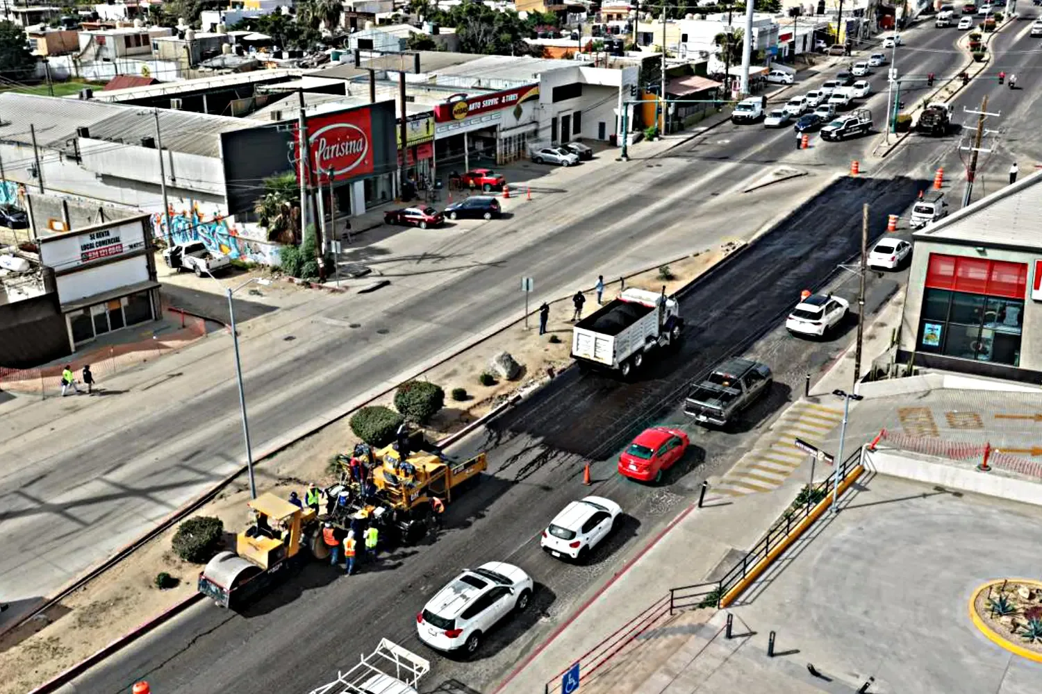 Reencarpetado de la calle Aguajitos en Cabo San Lucas en proceso de intervención.