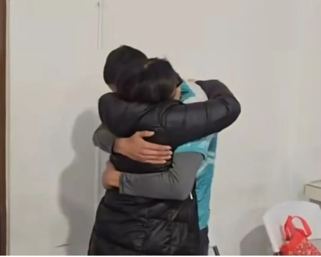 Reencuentro de Saúl con su familia tras semanas de angustia en Coahuila.