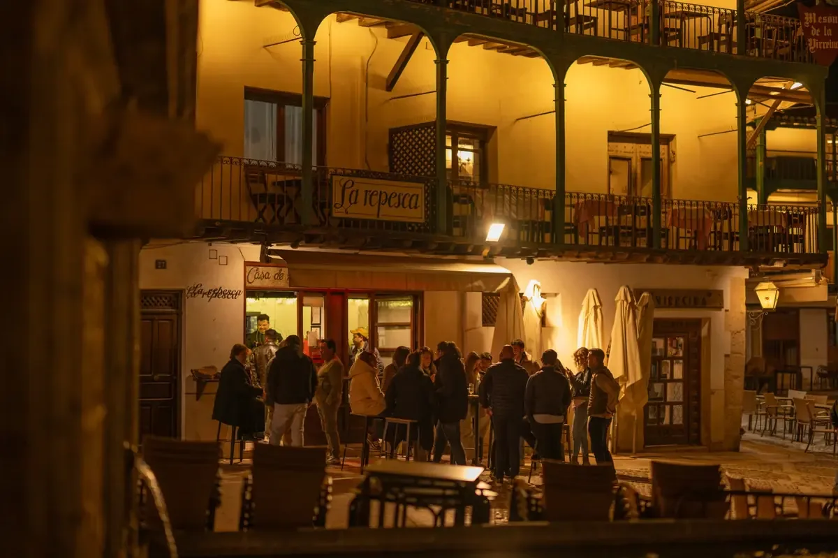 Un viaje emotivo a través de memorias y objetos que representan lo vivido.