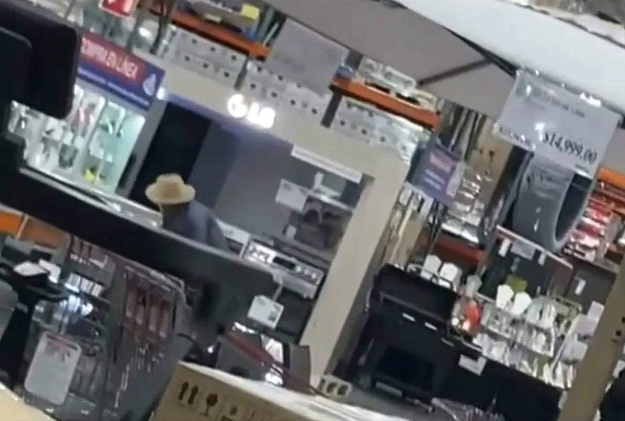 Refrigeradores en Costco Celaya tras el asalto inesperado.