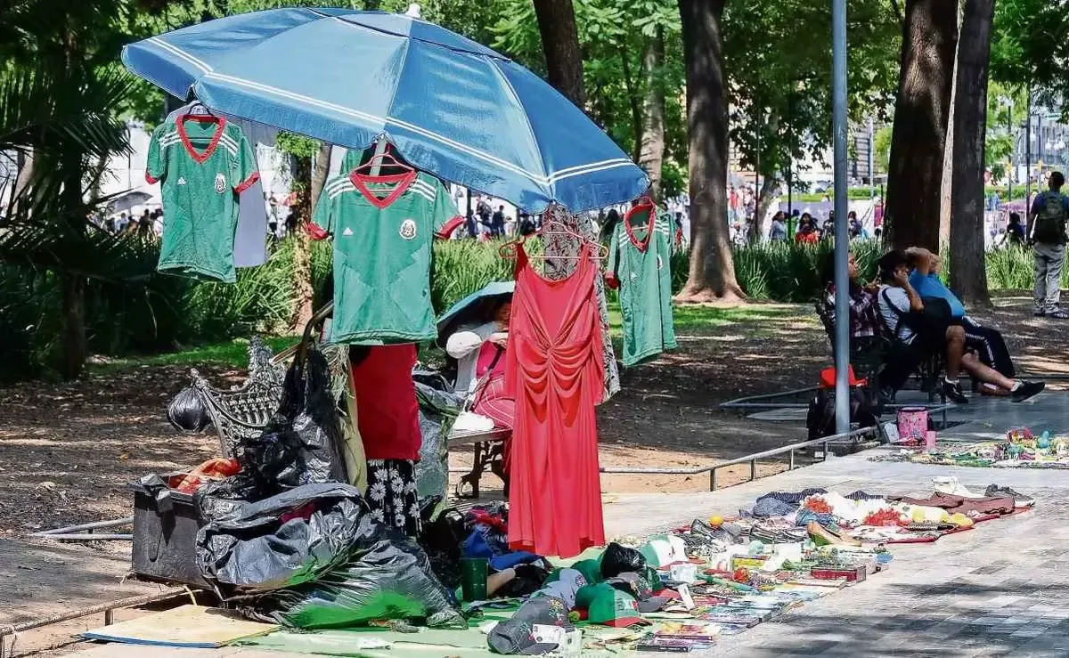 Las autoridades capitalinas buscan reorganizar el comercio ambulante en la Alameda Central.