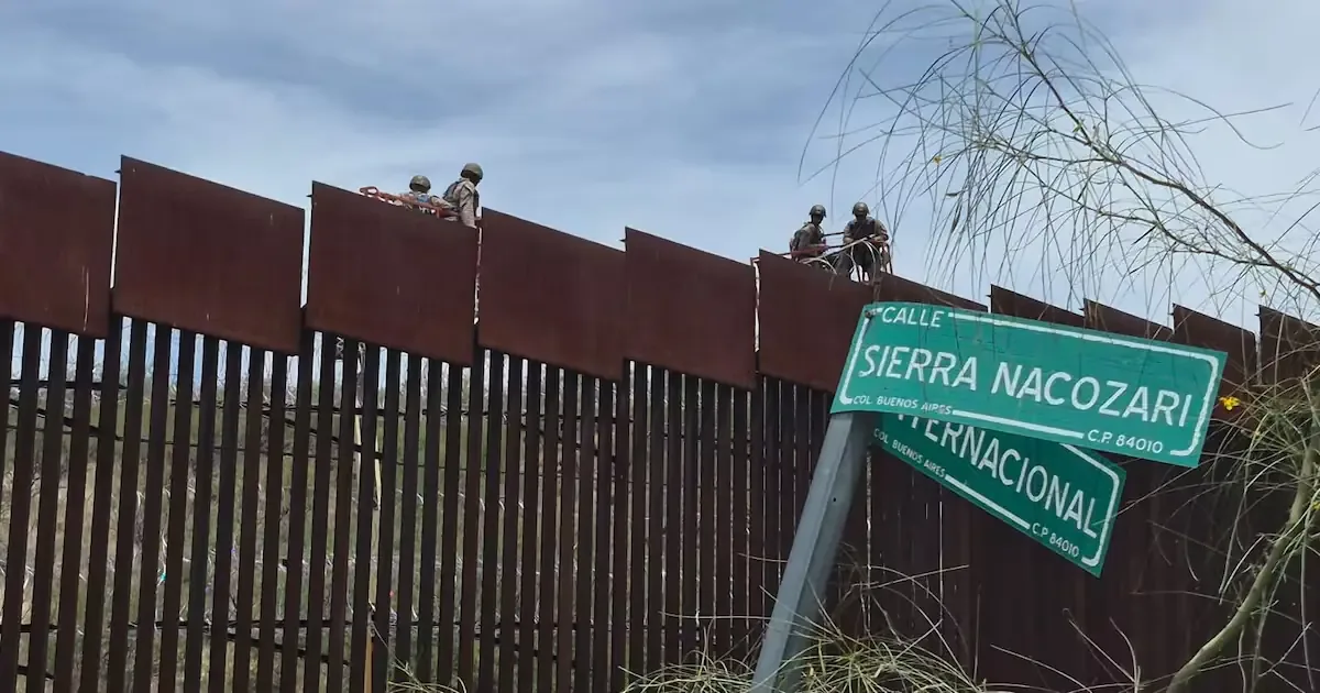 La instalación de alambre de púas busca prevenir cruces irregulares hacia EE. UU.