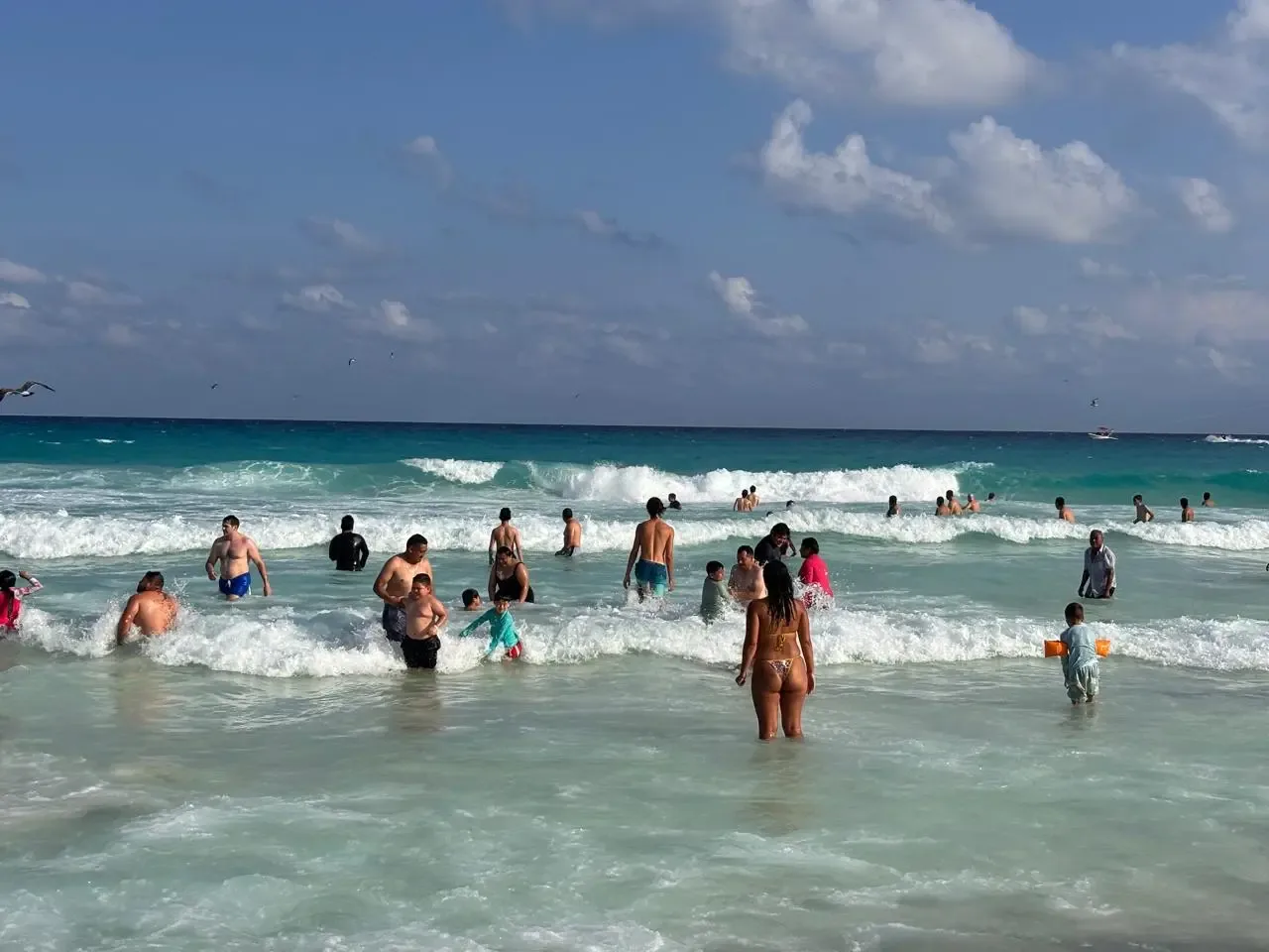 Refuerzo de seguridad en las playas de Cancún por fin de semana largo.