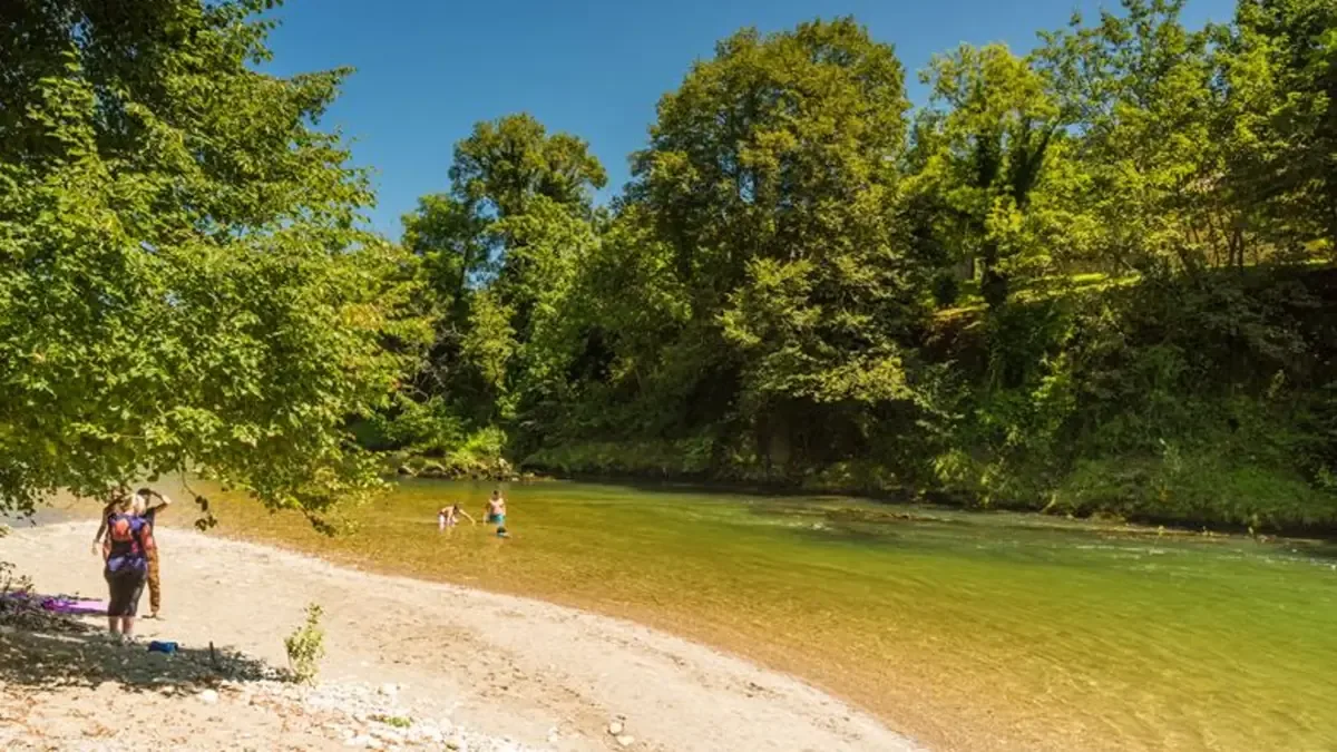 Descubre parajes naturales que ofrecen refresco y diversión lejos del mar.