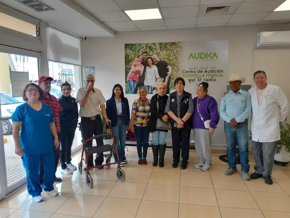 Regidora Lupita Borruel entrega cinco audífonos a ciudadanos necesitados.