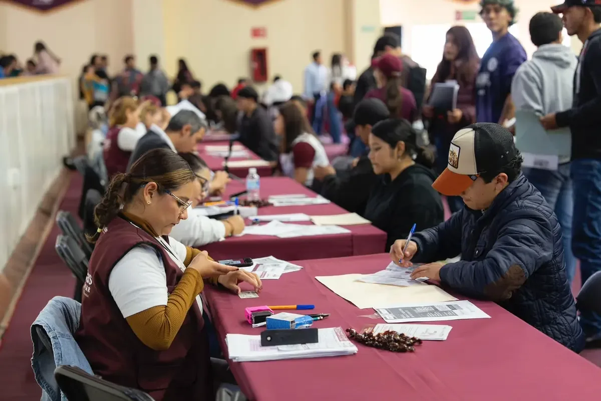 Esta beca busca apoyar a estudiantes de universidades públicas en su transporte y permanencia en las aulas.