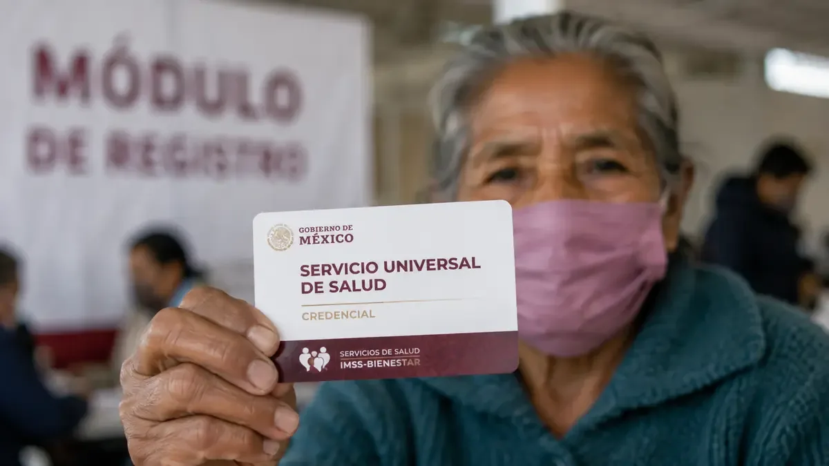 La nueva credencial busca facilitar el acceso a servicios de salud para adultos mayores y personas con discapacidad.