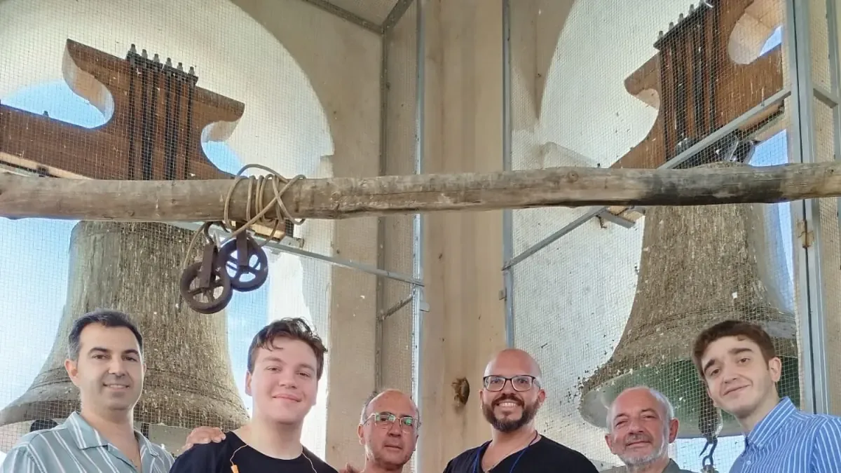 La tradición revive en la capital extremeña tras décadas de silencio, entusiando a la comunidad.
