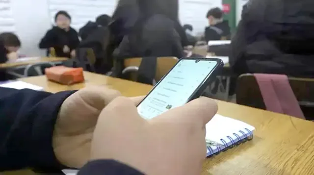 Mariana Cuesta defiende la iniciativa para mejorar la enseñanza en clases al regular el uso de dispositivos digitales.