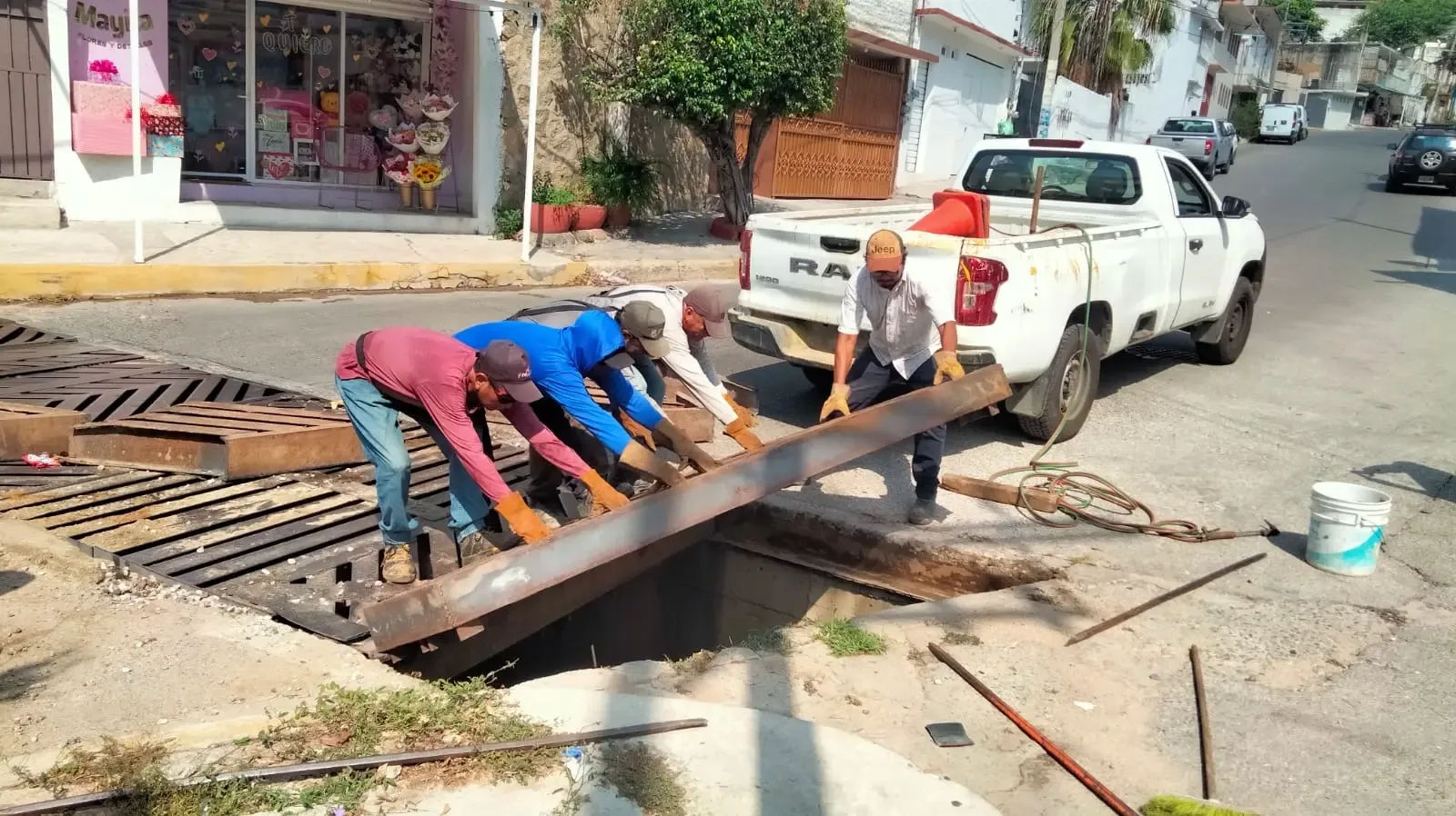 Rehabilitación de calles en Acapulco para mejorar la movilidad urbana.