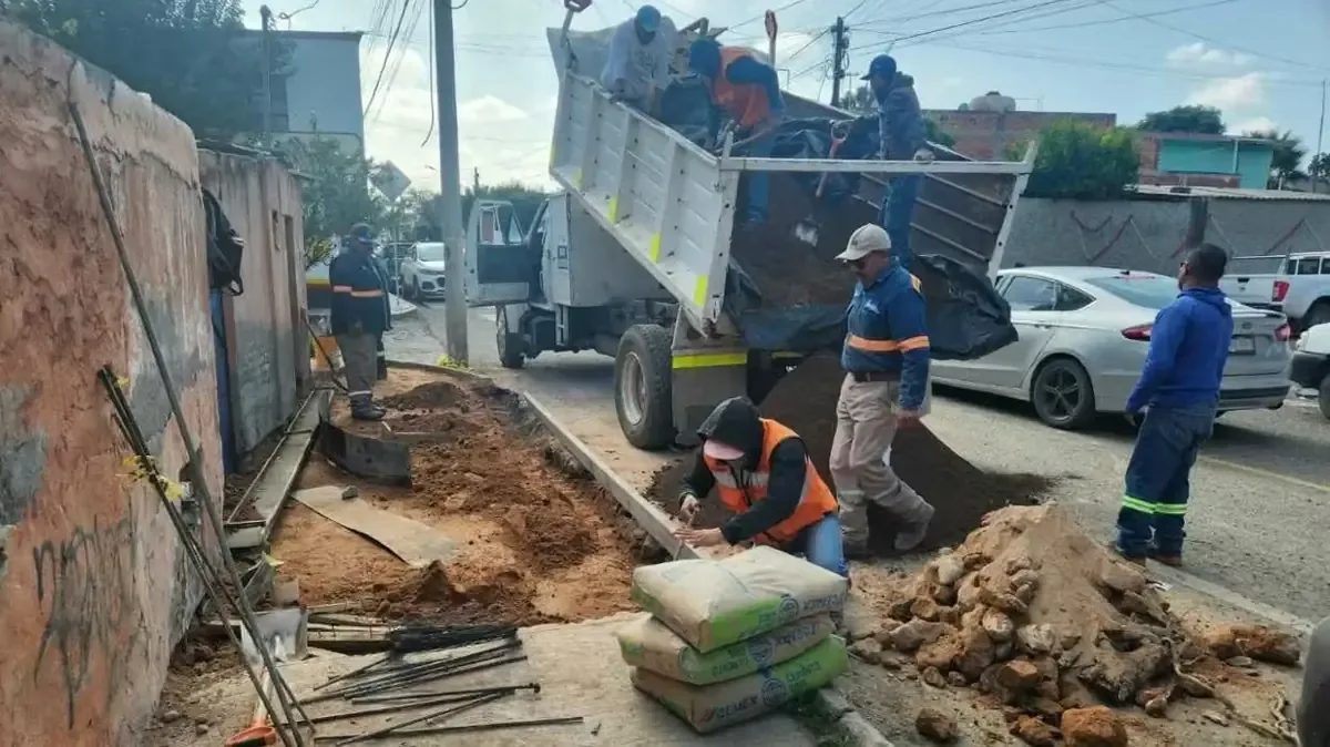 La rehabilitación de banquetas en San Juan del Río busca mejorar la movilidad y la seguridad de los transeúntes.