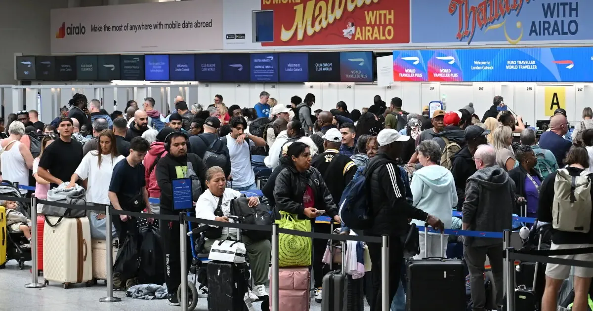 La falla afecta a importantes aeropuertos británicos, generando retrasos significativos en los vuelos.