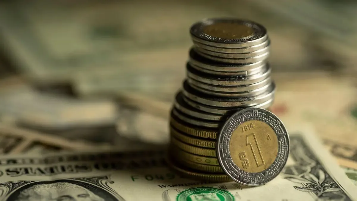 A pesar del crecimiento en remesas, el peso fuerte afecta el poder adquisitivo de los envíos en México.
