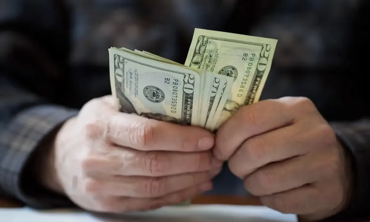 Aunque los envíos crecen, la apreciación del peso afecta el poder de compra de las remesas.