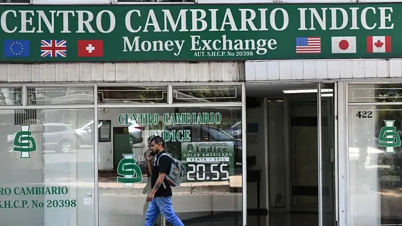 A pesar de un leve aumento, expertos advierten sobre crecimiento limitado en envíos de dinero de migrantes.