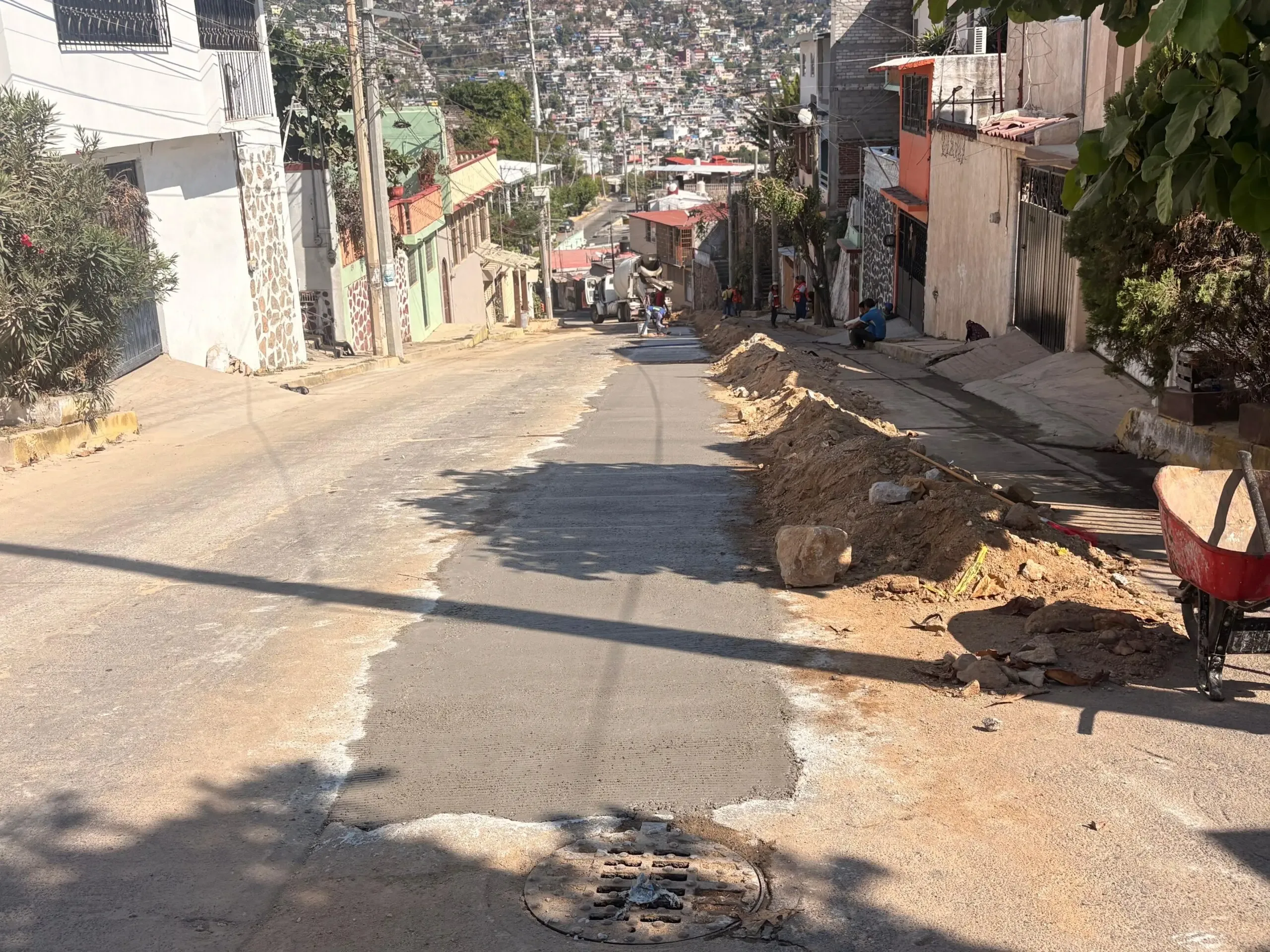 Reparación del socavón en la calle Vicente Guerrero en Acapulco.