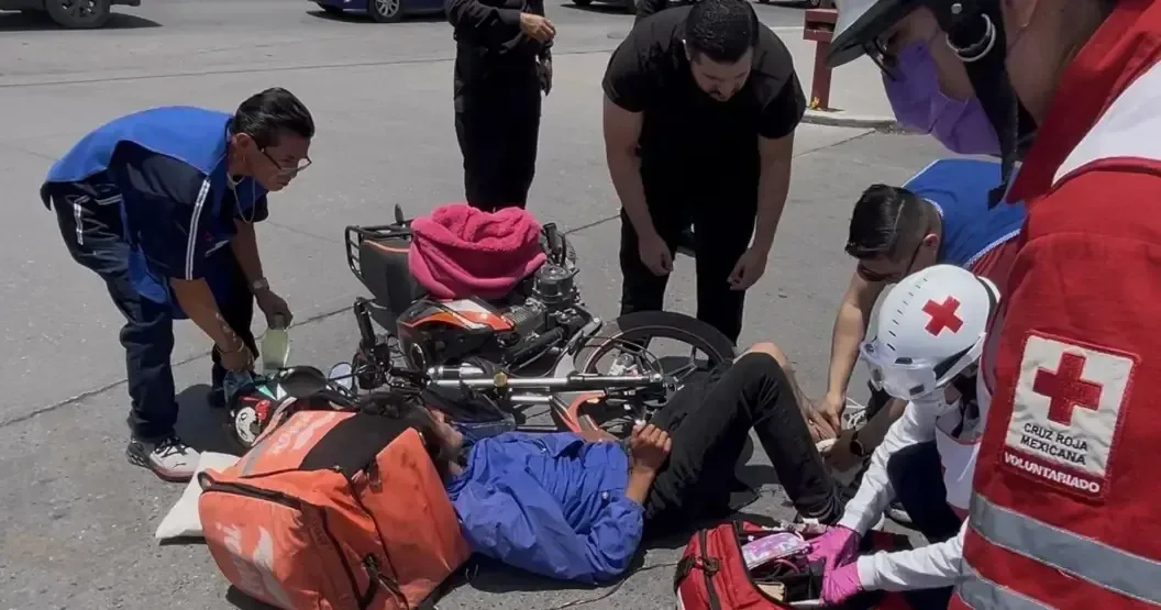 Un repartidor fue atropellado por un automóvil en un centro comercial, resultando en múltiples lesiones.