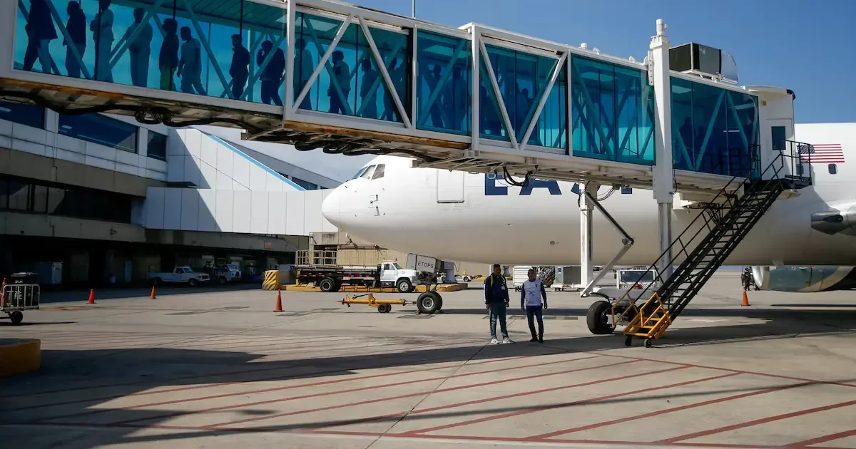 Un nuevo vuelo de repatriación llega a Venezuela, destacando la continua gestión del retorno de venezolanos al país.
