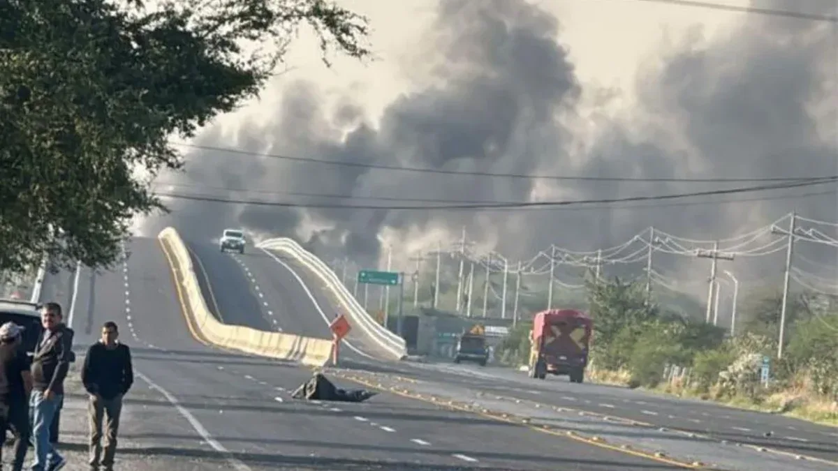 VIDEO | Grupo de personas armadas incendian gasolinera en Jalisco