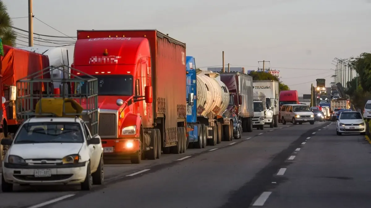 Las autoridades han informado sobre bloqueos y accidentes en principales autopistas del país.