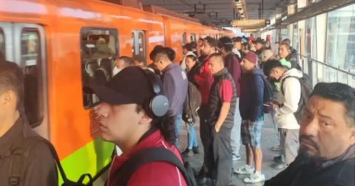 Miles de usuarios expresan su molestia en redes sociales por demoras en el servicio del Metro.
