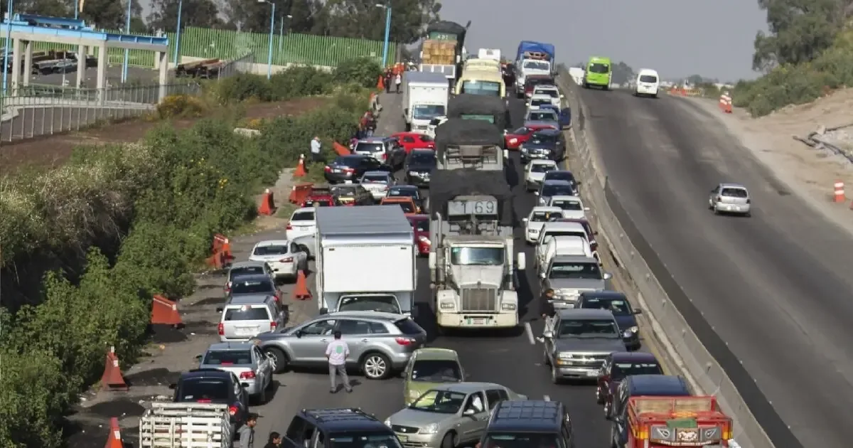 Reportes de cierres parciales y tráfico lento en varias autopistas afectan la movilidad hacia la Ciudad de México.