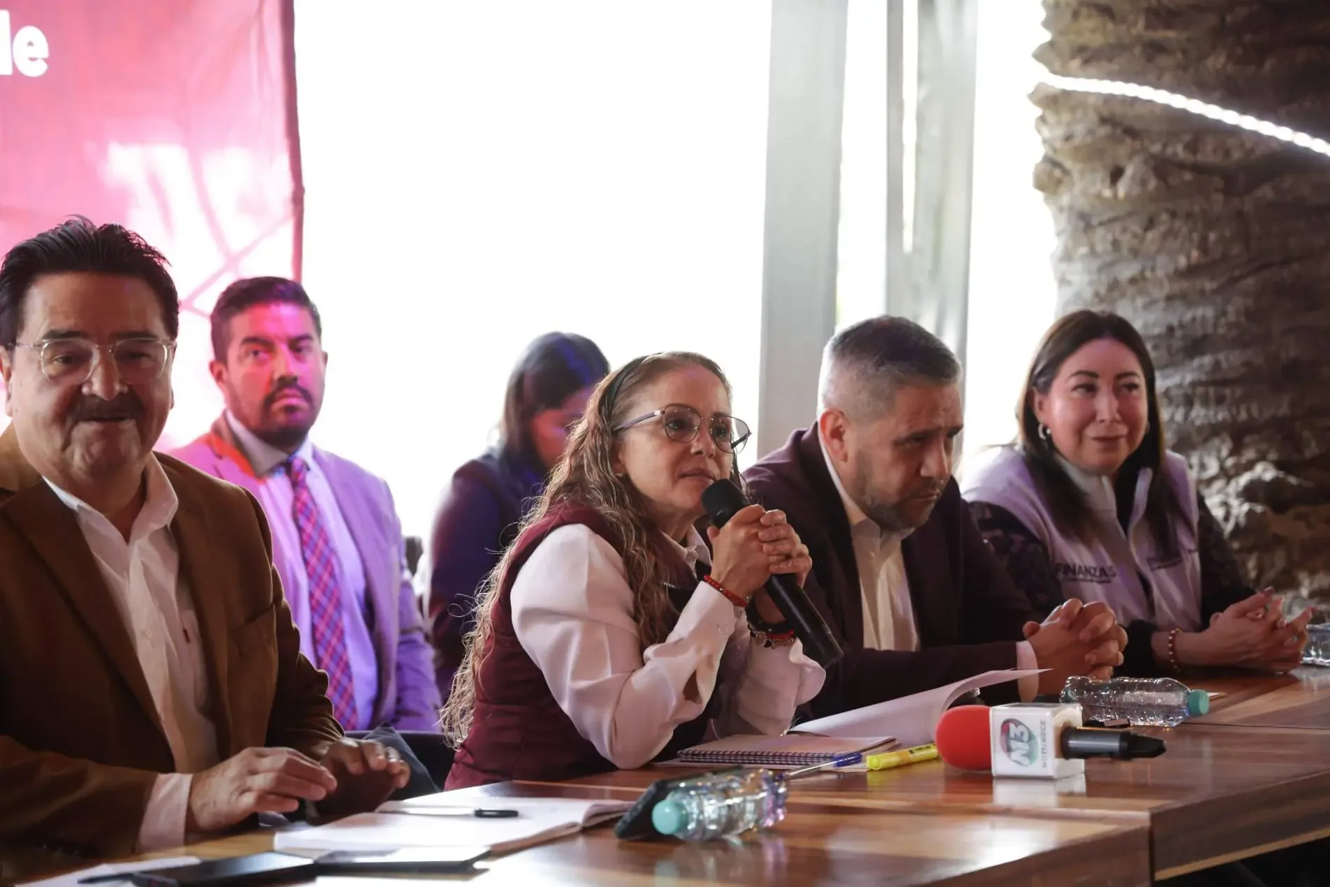 Representante de Morena, Alfonso Bermúdez, durante la sesión de evaluación en Puebla.