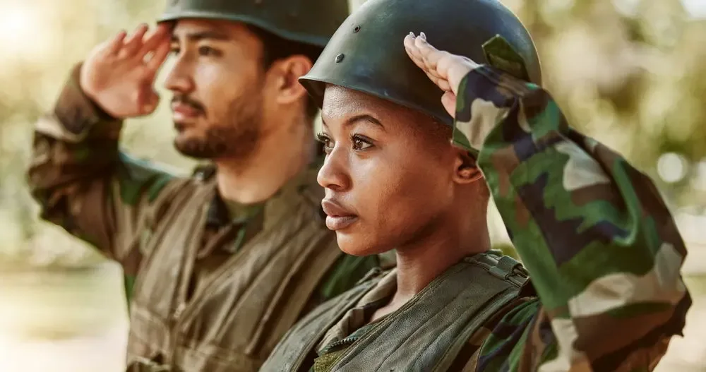 Representantes demócratas proponen ley para investigar políticas anti-LGBTQ+ en el ejército.
