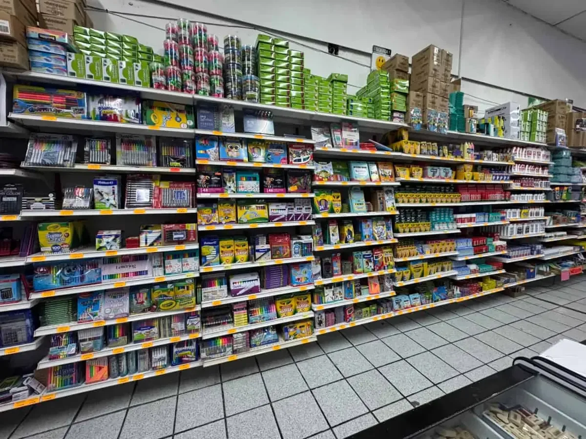 La cercanía del regreso a clases y la entrega de becas impulsan el consumo en materiales escolares.