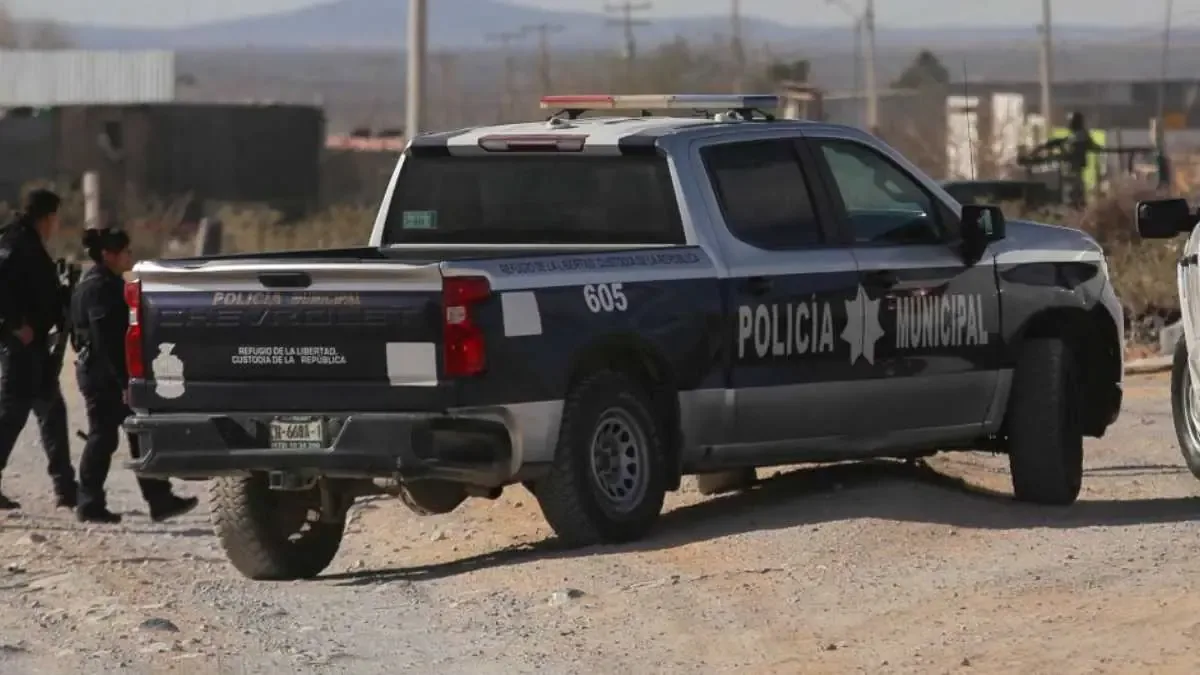 Operativo policiaco en Ciudad Juárez resulta en la liberación de migrantes y detención de los responsables.